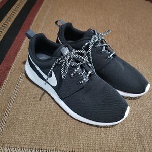 Nike Roche One Sneakers